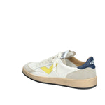 4B12 SNEAKERS UOMO IN PELLE BIANCA E LOGO GIALLO
